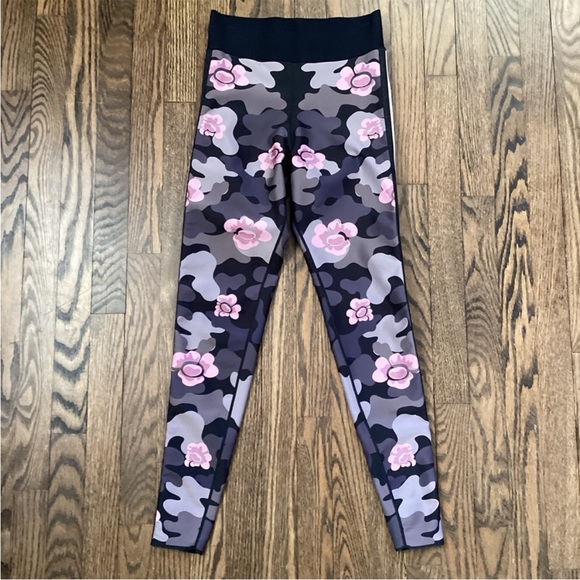 Ultracor Flower Camo leggings with built in compression Women’s size large - Picture 2 of 6